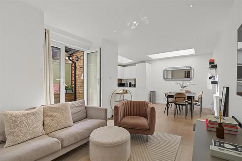 2 bedroom apartment for sale, Dynham Road, London