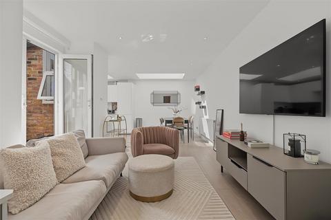 2 bedroom apartment for sale, Dynham Road, London