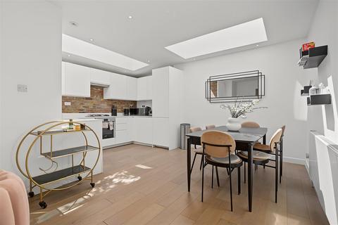2 bedroom apartment for sale, Dynham Road, London