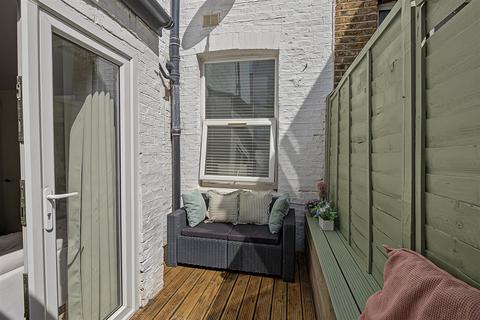 2 bedroom apartment for sale, Dynham Road, London