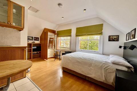 Studio to rent, Finchley Road, London