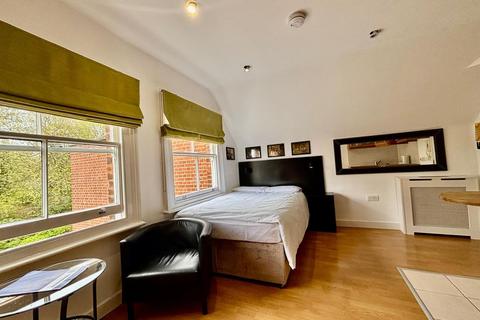 Studio to rent, Finchley Road, London