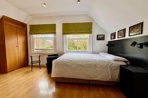 Studio to rent, Finchley Road, London