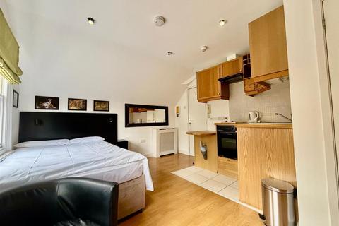 Studio to rent, Finchley Road, London