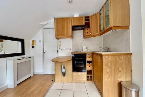 Studio to rent, Finchley Road, London