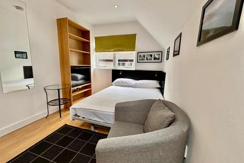 Studio to rent, Finchley Road, London