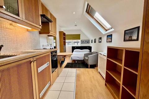 Studio to rent, Finchley Road, London