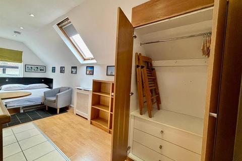 Studio to rent, Finchley Road, London