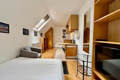Studio to rent, Finchley Road, London