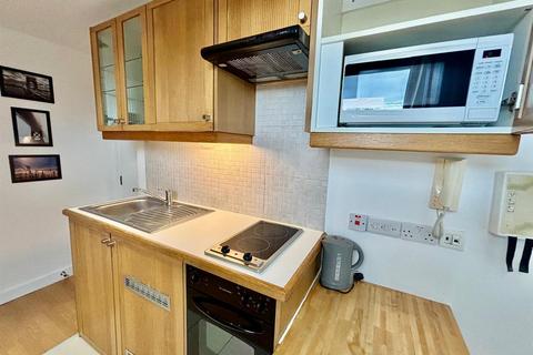 Studio to rent, Finchley Road, London