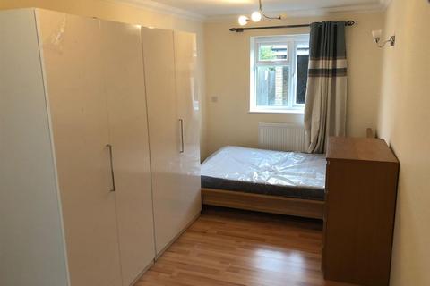 3 bedroom terraced house to rent, Charles Church Walk, Ilford IG1