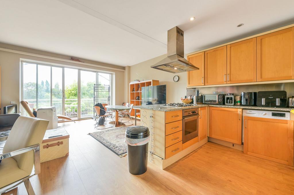 Apartment in Brentford - View 3