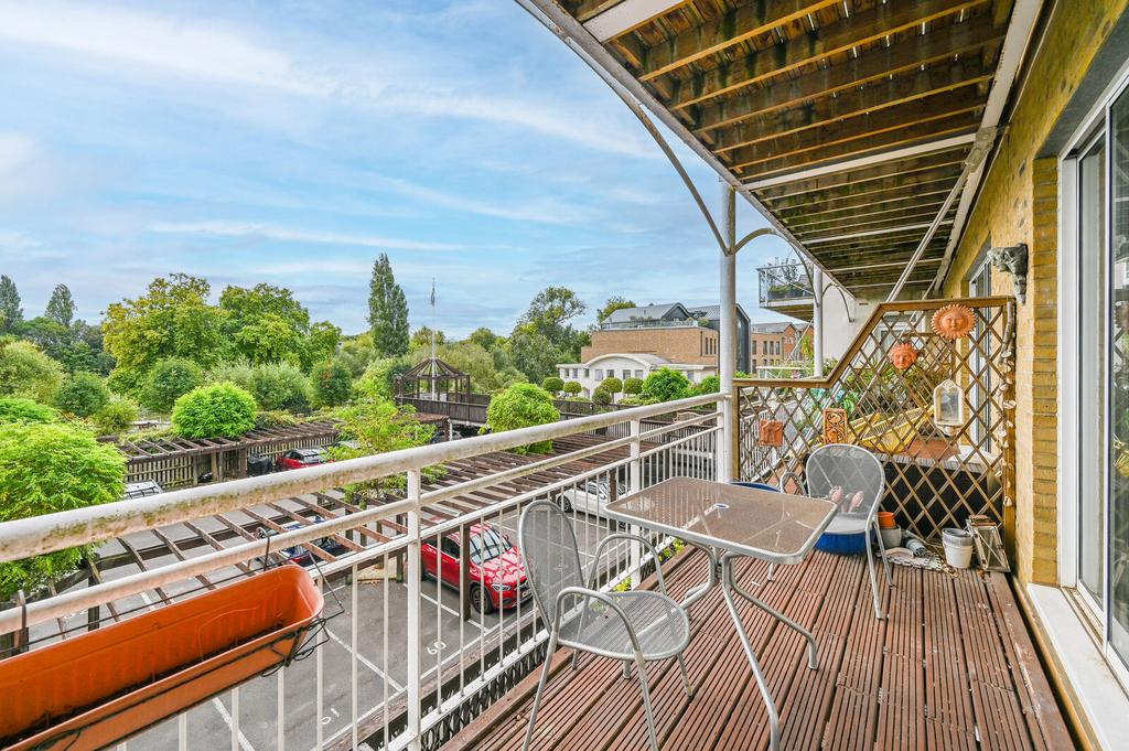 Apartment in Brentford - More