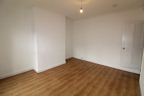 2 bedroom terraced house to rent, Florence Mount, Florence Mount, West Yorkshire, LS9