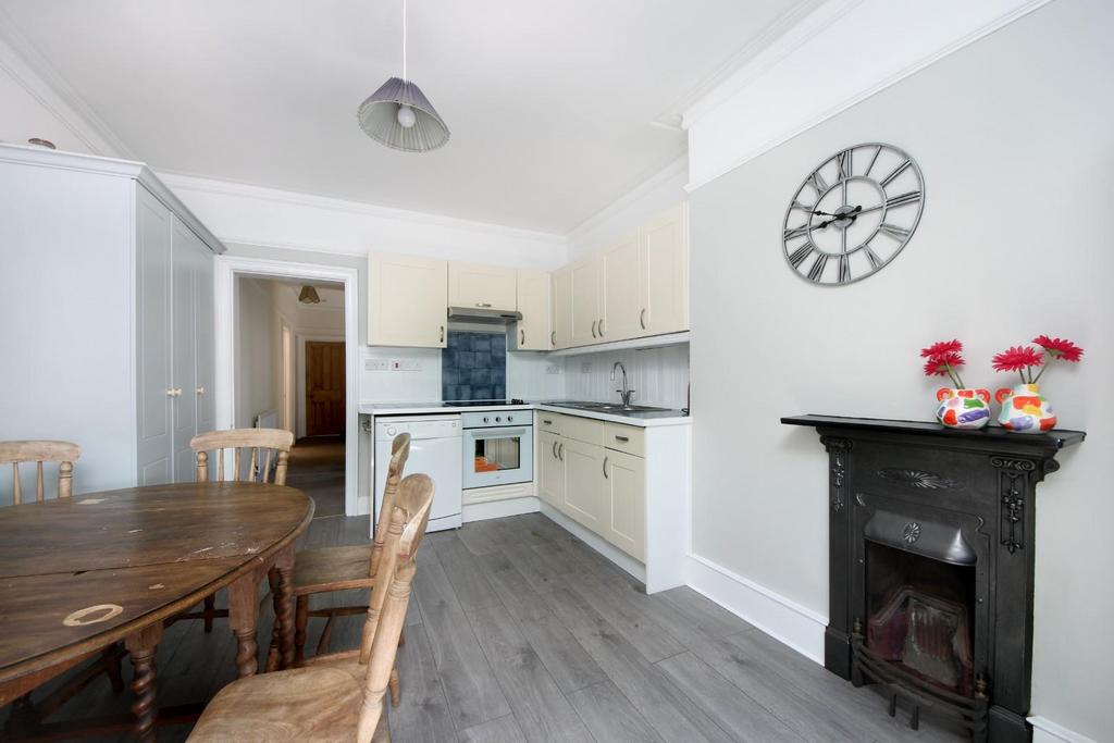 Apartment in Acton - View 2