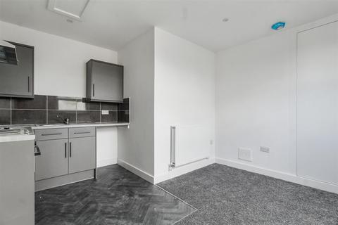 2 bedroom flat to rent, Flat 3 Forest Road West, Nottingham, NG7 4EQ