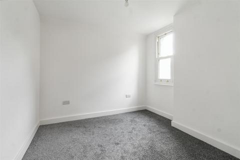 2 bedroom flat to rent, Flat 3 Forest Road West, Nottingham, NG7 4EQ