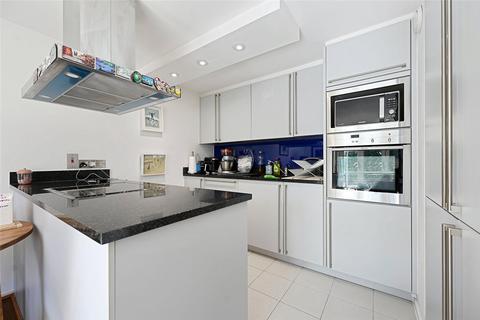 Studio to rent, Bazalgette Court, Great West Road, London, W6