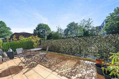Studio to rent, Bazalgette Court, Great West Road, London, W6