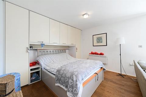 Studio to rent, Bazalgette Court, Great West Road, London, W6