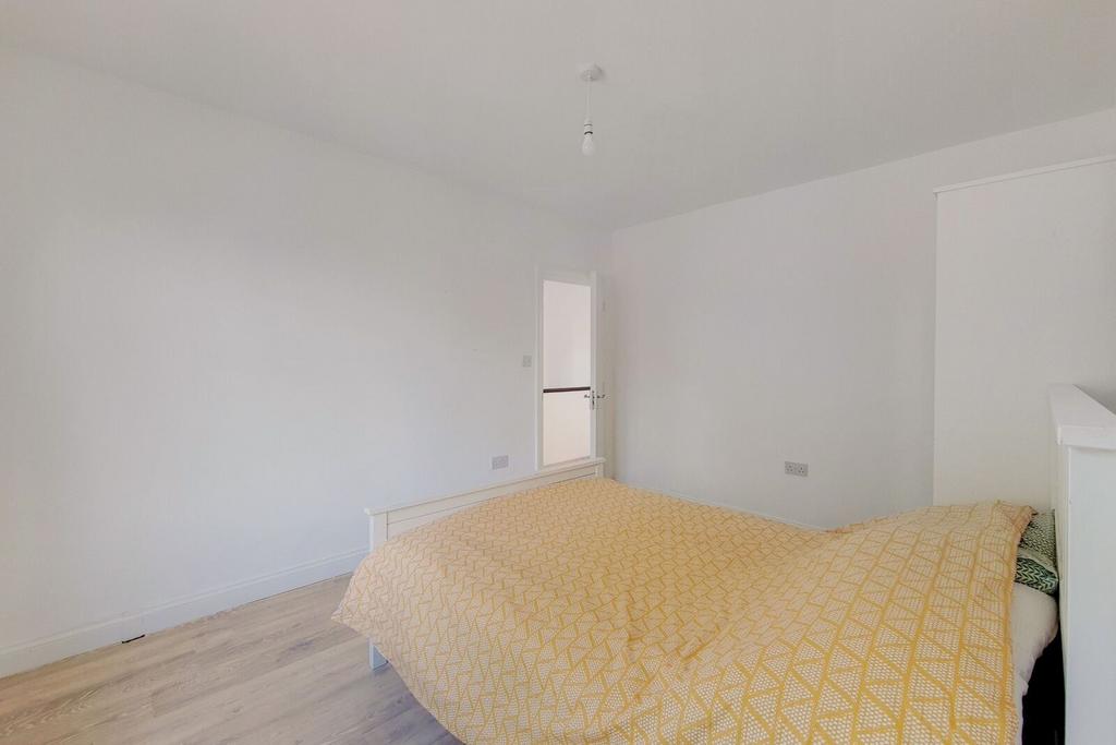 Apartment in Morden - View 2