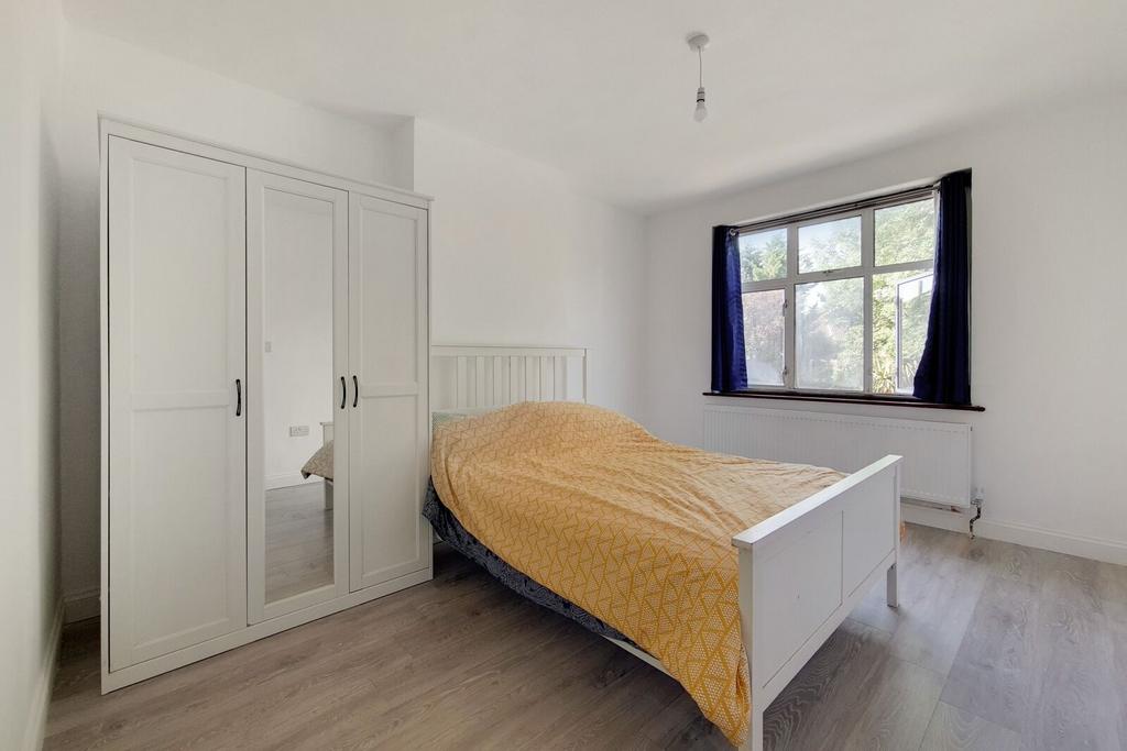 Apartment in Morden - View 3
