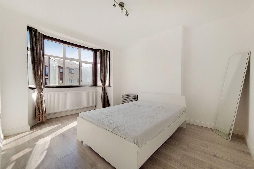Apartment in Morden - View 4