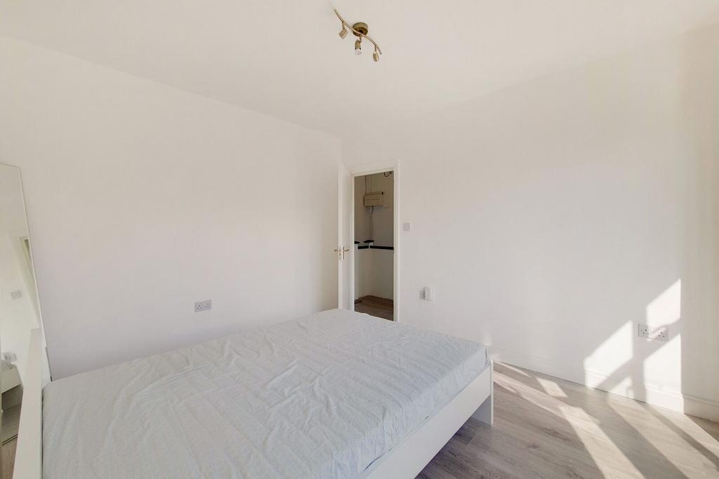 Apartment in Morden - View 5