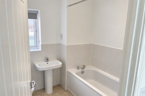 3 bedroom semi-detached house to rent, Leigh WN7