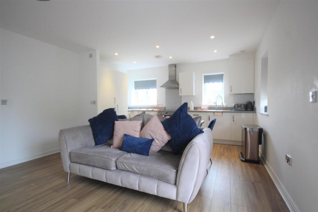 Apartment in Brentwood - View 2