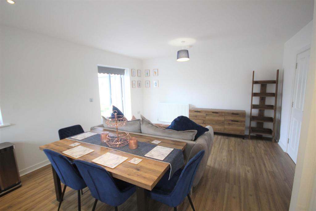 Apartment in Brentwood - View 3