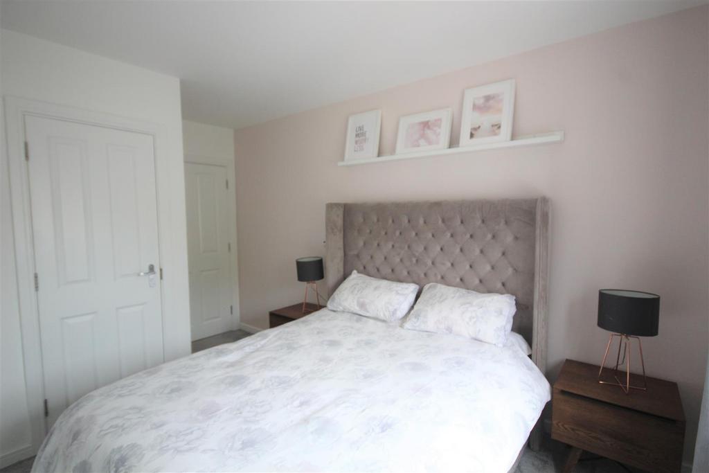 Apartment in Brentwood - View 5