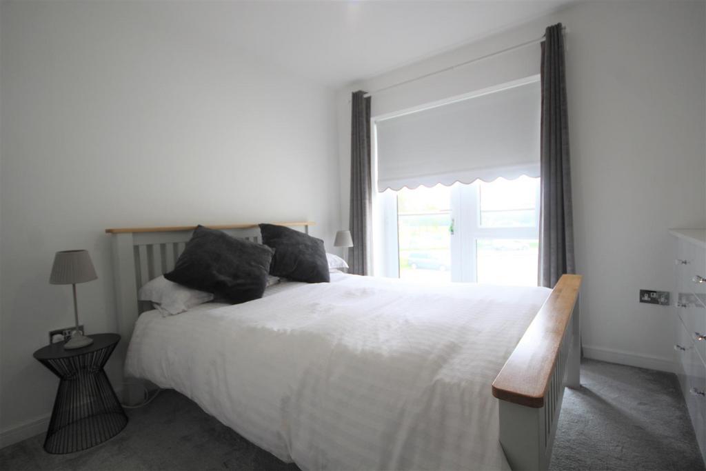 Apartment in Brentwood - More