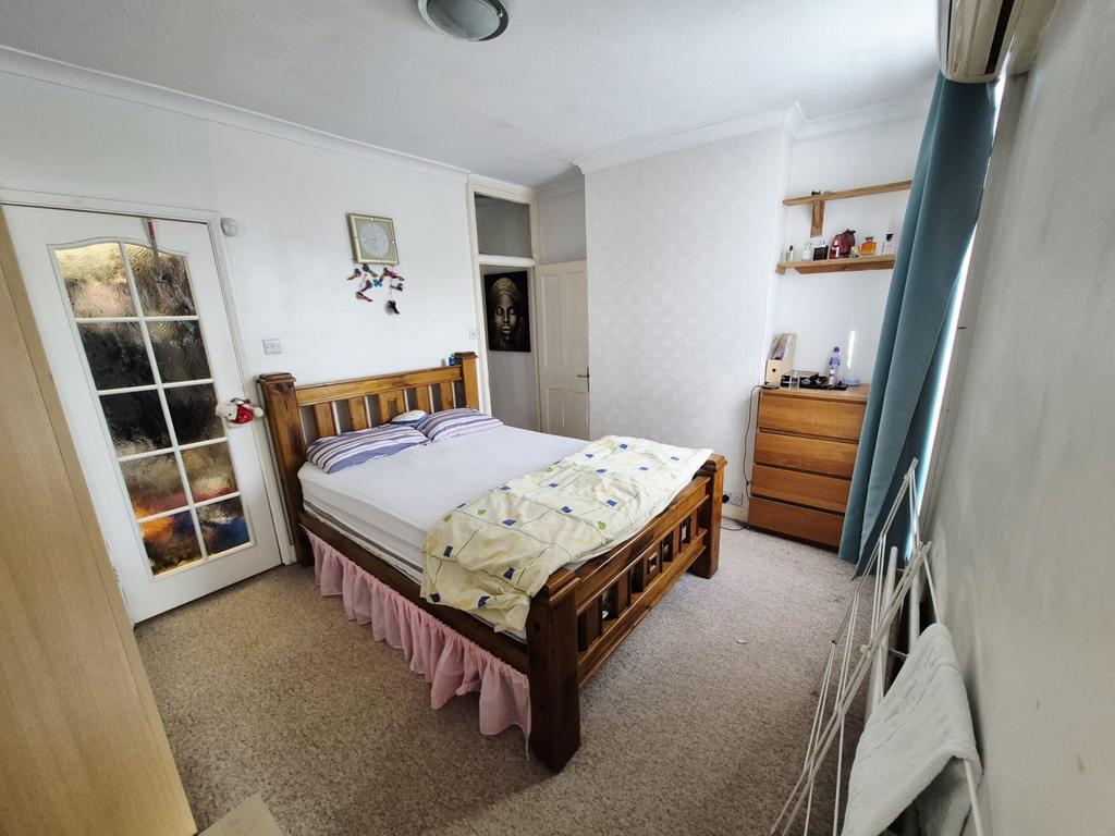House in LONDON - View 5