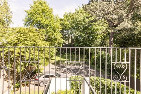 3 bedroom flat to rent, Fitzjohns Avenue, London, Hampstead, London NW3