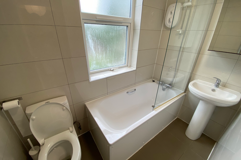 1 bedroom in a house share to rent, Top Flat, Room 2, 5 Hyde Park Terrace, LS6 1BJ