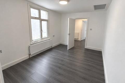 3 bedroom bungalow to rent, Pinkwell Avenue, Hayes, UB3