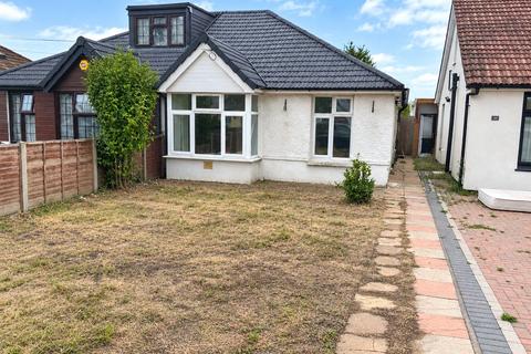 3 bedroom bungalow to rent, Pinkwell Avenue, Hayes, UB3