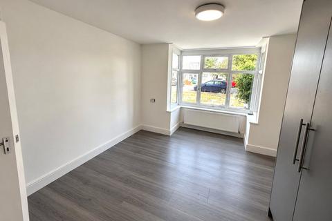 3 bedroom bungalow to rent, Pinkwell Avenue, Hayes, UB3