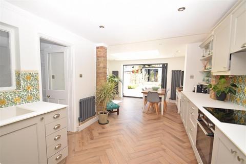 3 bedroom terraced house to rent, Haliburton Road, St Margarets