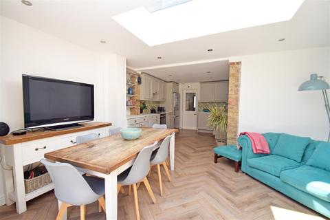 3 bedroom terraced house to rent, Haliburton Road, St Margarets