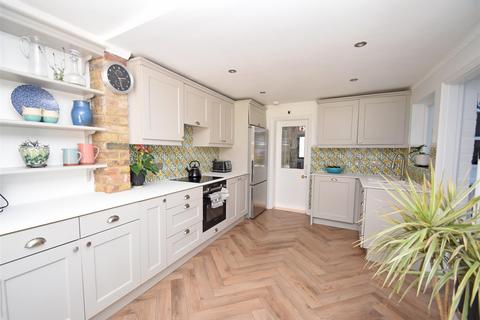 3 bedroom terraced house to rent, Haliburton Road, St Margarets