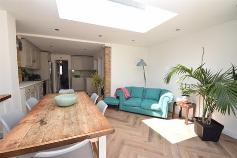 3 bedroom terraced house to rent, Haliburton Road, St Margarets