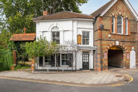 3 bedroom house for sale, Madeira Walk, Windsor