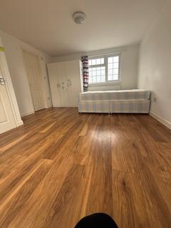 1 bedroom house to rent, Rosemary Avenue, Hounslow TW4