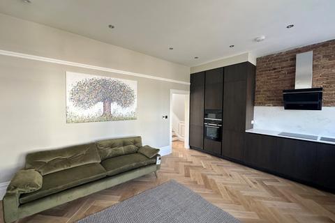 3 bedroom terraced house to rent, Frithville Gardens, London, W12