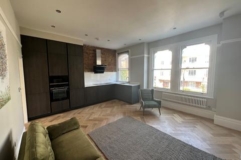 3 bedroom terraced house to rent, Frithville Gardens, London, W12