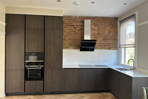 3 bedroom terraced house to rent, Frithville Gardens, London, W12