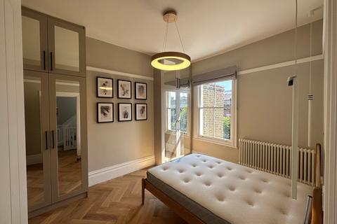 3 bedroom terraced house to rent, Frithville Gardens, London, W12