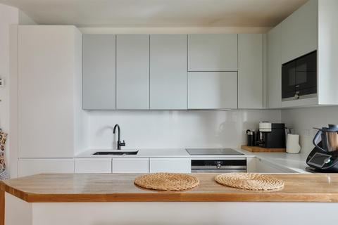 2 bedroom flat for sale, Hive House, Brentford, TW8
